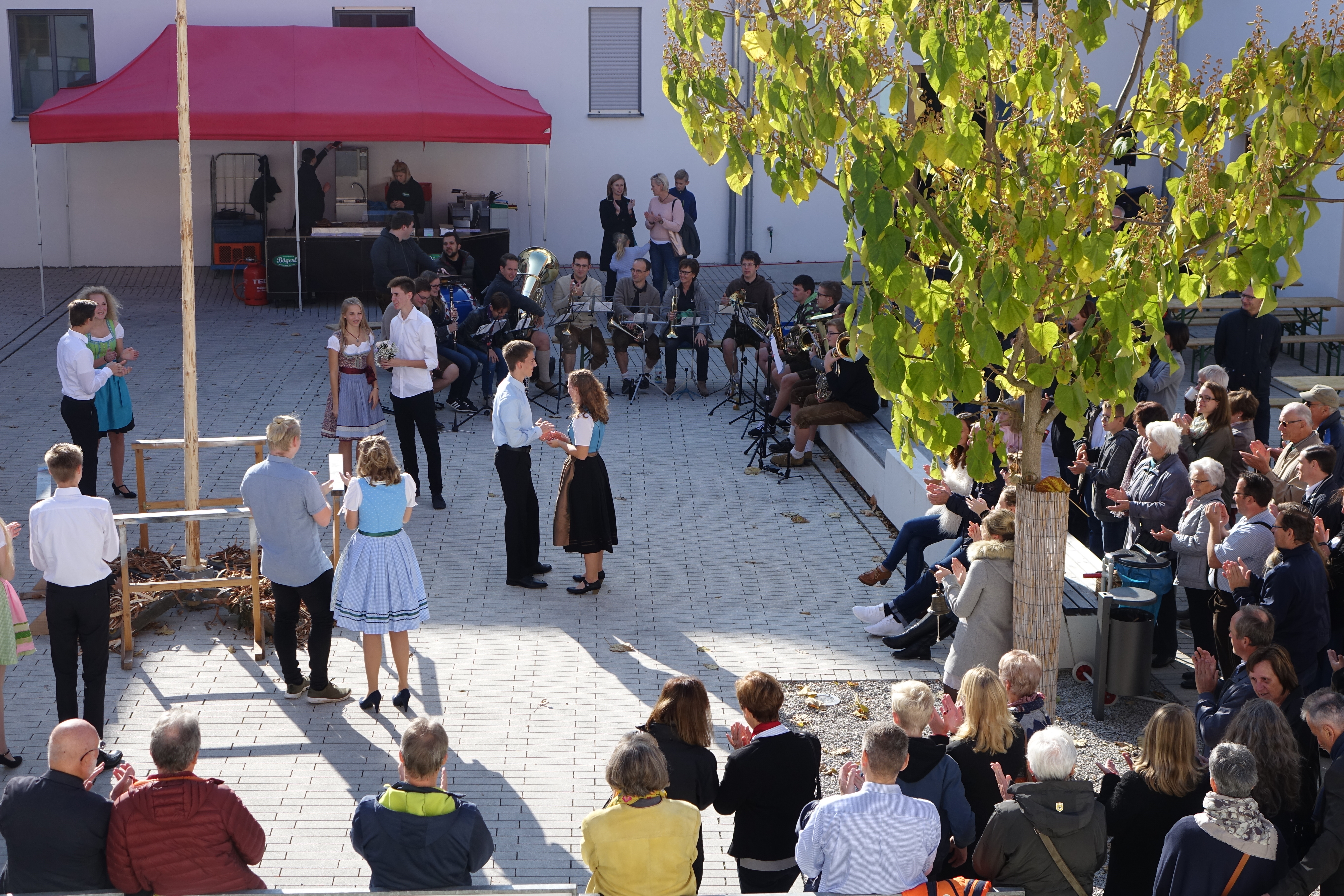 Evangelisches Zentrum: Kirchweihfest im Innenhof des Evangelischen Zentrums mit Musik, Frühschoppen und Geselligkeit