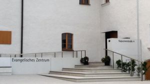 Pfarramt und Dekanat im Evangelischen Zentrum, Eingang