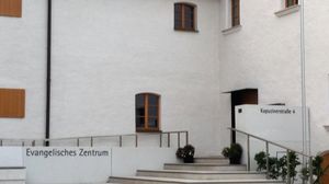 Eingang Pfarramt und Dekanat