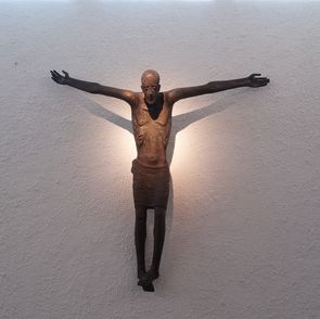 Christusfigur an Altarwand der Klinikkapelle, Bildhauerin Christine Stadler (1922-2001)