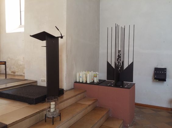 Lesepult und Dornbuschleuchter, Stacheldrahtkerze im Vordergrund