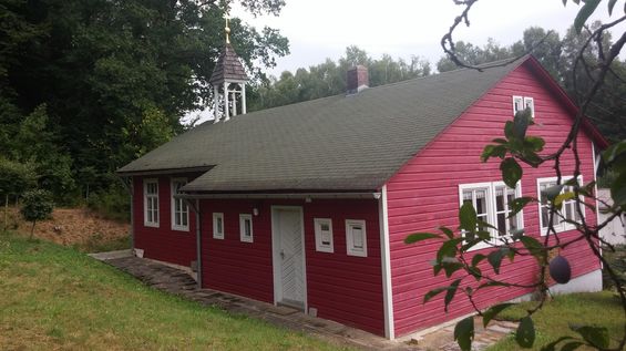 Kirche, rundum liebevoll gepflegt