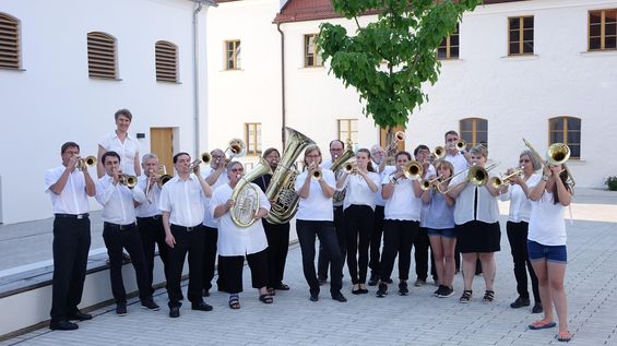 Im Innenhof des Evangelischen Zentrums