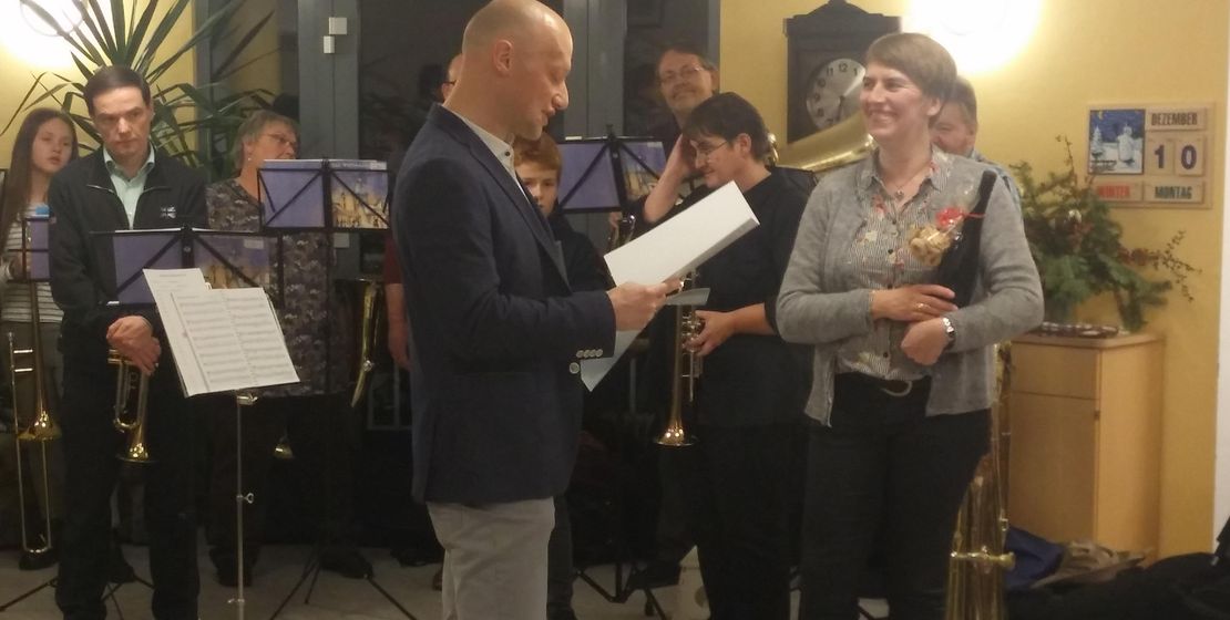 Einrichtungsleiter Norbert Bittner überreicht die Urkunde für 50 Jahre Konzerte im Seniorenheim Deining