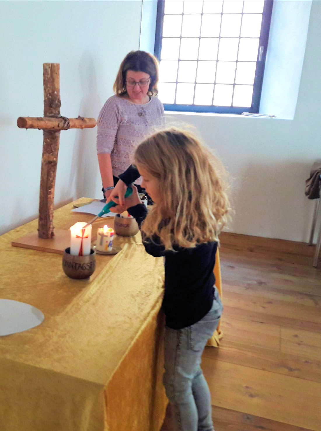 Sonntagsfreunde, Kerze am Altar