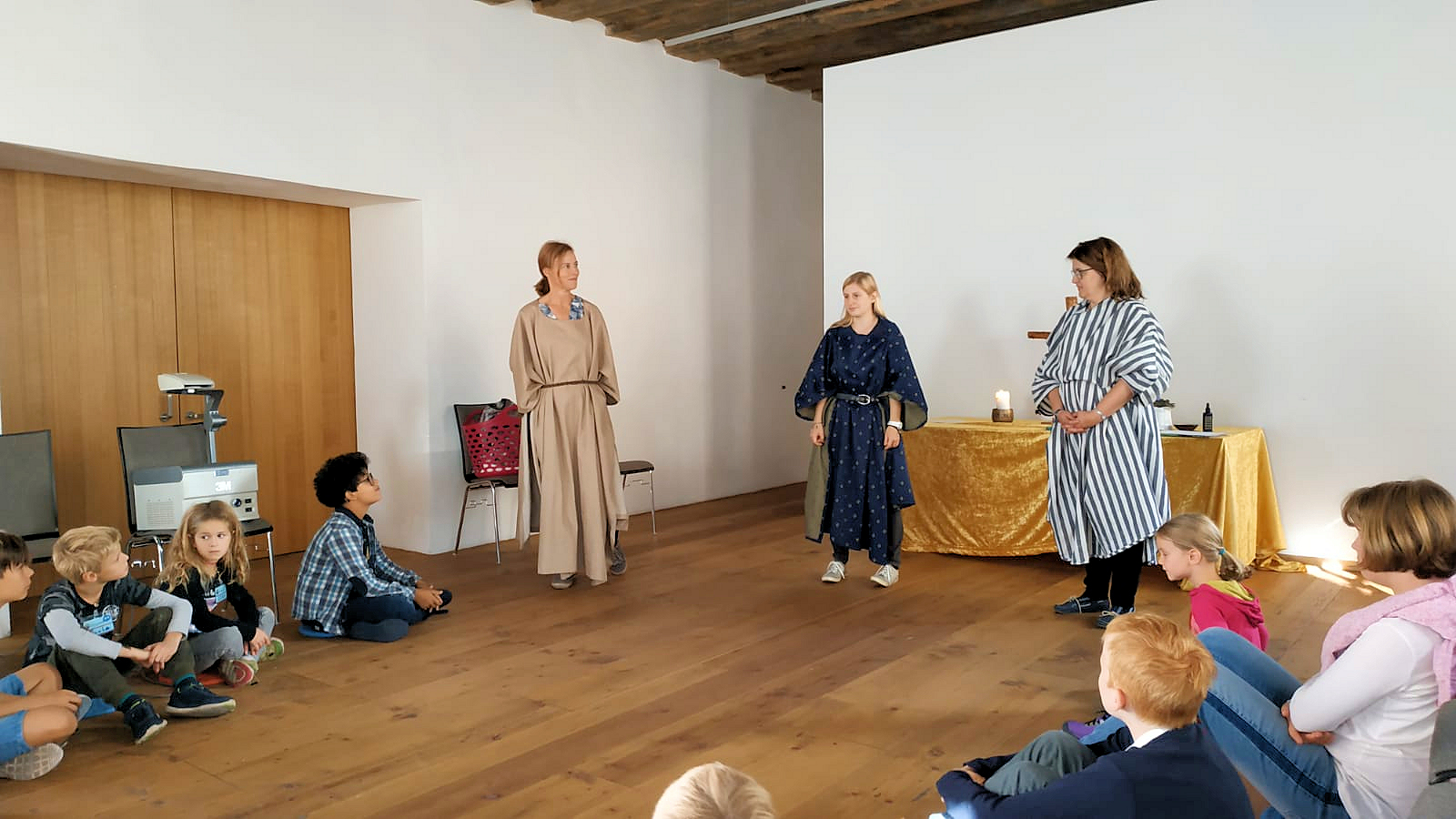 Sonntagsfreunde sitzen im Kreis